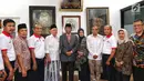 Ketua Gerakan Suluh Kebangsaan, Mahfud MD, Romo Benny dan peserta Jelajah Kebangsaan ketika foto bersama Salahuddin Wahid atau Gus Solah saat kunjungan ke Pesantren Tebuireng dan ziarah makam Gus Dur di Jombang, Rabu (20/2). (Liputan6.com/Johan Tallo)