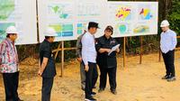 Menteri LHK Siti Nurbaya mendampingi Presiden Jokowi meninjau lokasi Ibu Kota Negara di sebagian Kabupaten Penajam Paser Utara dan di sebagian Kabupaten Kutai Kartanegara, Kalimantan Timur. (dok. KLHK)