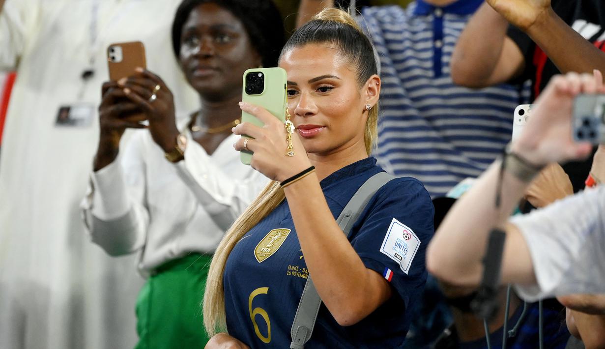 Kekasih Matteo Guendouzi, Mae, hadir langsung memberikan dukungan saat Timnas Prancis berhadapan dengan Tunisia di Stadion Education City, Al-Rayyan (30/11/2022). (AFP/Franck Fife)