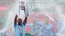 Kapten Manchester City, Fernandinho mengangkat trofi Carabao Cup 2020/21 usai menundukkan Tottenham Hotspur dengan skor tipis 1-0 dalam duel pemungkas di Wembley Stadium. (Foto: AFP/Pool/Carl Recine)