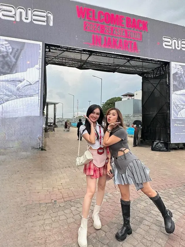 Gaya OOTD Konser Publik Figur Menyaksikan 2NE1 di Jakarta.