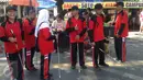 Sejumlah penyandang tuna netra berbincang saat mengikuti sosialisasi jalur disablitas di kawasan pendestrian, Malioboro, Yogyakarta, (4/6).Sosialisai di selenggarkan agar penyandang disablitas dapat menggunakan fasilitas umum dengan mudah.(Boy Harjanto)