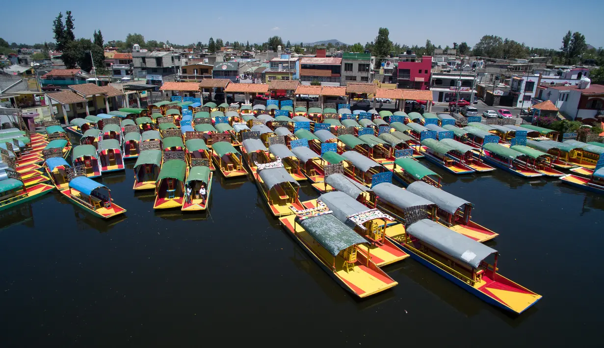 Xochimilco merupakan sungai kuno yang berada di selatan negara Mexico. Di sana terdapat pasar apung bernama Nativitas. Nativitas, Xochimilco termasuk dalam warisan dunia UNESCO yang terawat dengan baik. (AFP Photo)