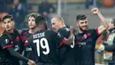 Pemain AC Milan, Patrick Cutrone dan rekan setimnya merayakan gol ke gawang Austria Wien pada matchday kelima Liga Europa di Stadion San Siro, Jumat (24/11). AC Milan memastikan diri lolos sebagai juara Grup D usai menang 5-1. (AP/Antonio Calanni)