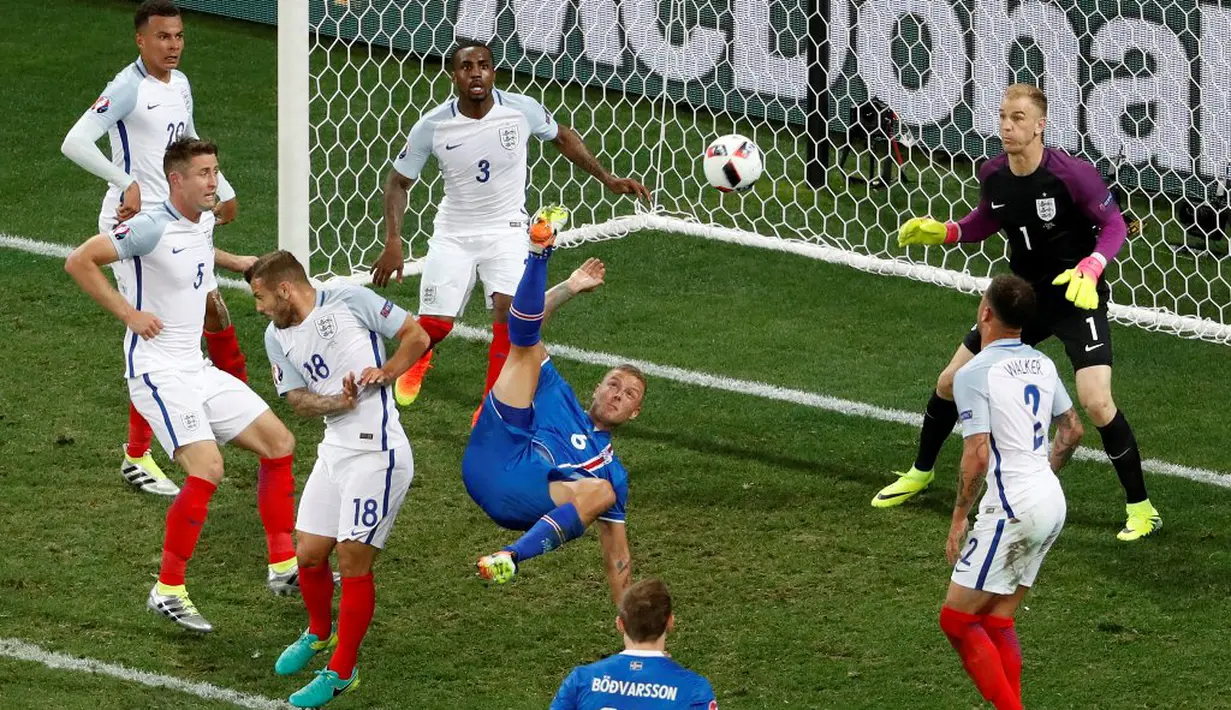 Pemain Islandia, Ragnar Sigurdsson, melakukan tendangan salto ke arah gawang Inggris pada babak 16 besar Piala Eropa 2016 di Stade de Nice, Nice, Selasa (28/6/2016) dini hari WIB. (Reuters/Yves Herman)