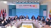 Suasana pada ASEAN-US Summit Reatreat I yang dilaksanakan di Interactive Gallery, Sunnylands Center & Gardens, AS (15/2). ASEAN-US Summit merupakan kesempatan baik guna memperkokoh hubungan ASEAN-AS terutama di bidang ekonomi.‎ (Setpres/Ari Dwipayana)