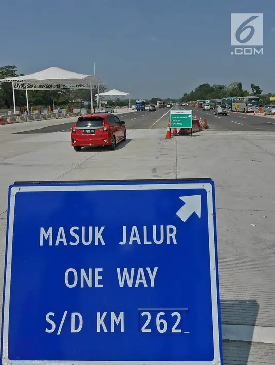 Kendaraan melintas di ruas tol yg diberlakukan one way setelah Gerbang Tol Cikampek Utama, Jawa Barat  (30/5/2019). Pengaturan arus lalulintas satu arah dimulai dari Km 70 Tol Jakarta-Cikampek usai gerbang tol utama Cikampek, hingga KM 262 di ruas Tol Pejagan-Pemalang. (Liputan6.com/Herman Zakharia)