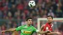 Pemain Bayern Munchen, Xabi Alonso (kanan), berebut bola dengan pemain Borussia Monchengladbach, Lars Stindl, dalam laga pekan ke-8 Bundesliga 2016-2017, Sabtu (23/10/2016). (AFP/Christof Stache)