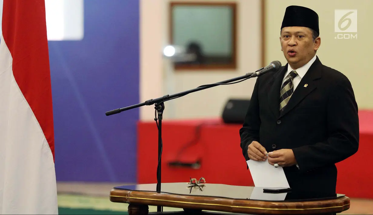 Ketua DPR Bambang Soesatyo memberi sambutan usai pelantikan Sekjen DPR Indra Iskandar di Kompleks Parlemen, Jakarta, Selasa (22/5). Pelantikan Indra Iskandar ini dipimpin langsung oleh Ketua DPR Bambang Soesatyo. (Liputan6.com/JohanTallo)
