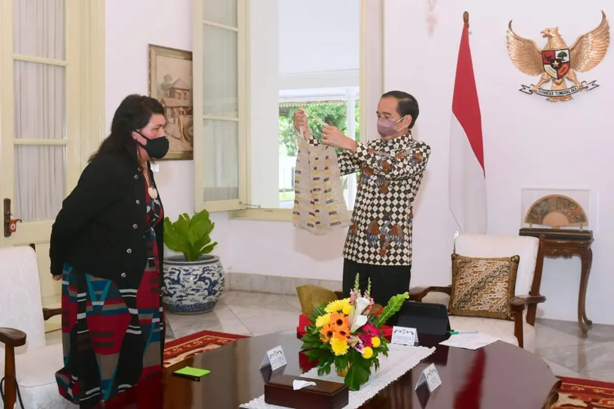 Jokowi saat bertemu Menteri Luar Negeri Selandia Baru Nanaia Mahuta di Istana Merdeka Jakarta, Senin (15/11/2021)