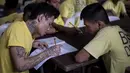 Narapidana mengikuti Ujian Akreditasi Nasional dan Pemeriksaan Kesetaraan di Penjara Manila City, Filipina, Minggu (19/11). Sekitar 900 napi, kebanyakan kasus narkoba, berpartisipasi dalam ujian sekolah dasar dan menengah atas. (NOEL CELIS/AFP)