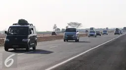 Sejumlah mobil melintas di Tol Cipali, Jawa barat, Senin (13/7/2015). Menjelang H-4 Lebaran, arus lalu lintas di Tol Cipali terlihat lancar. (Liputan6.com/Herman Zakharia)