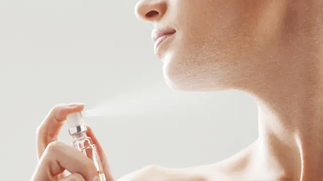 Ilustrasi Pakai Parfum