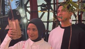 Tantri dan Arda bagi-bagi bibit pohon di konser amal untuk Sumatera. [Foto: IG/@ardahatna]