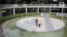 Warga mengunjungi Taman Literasi Martha Christina Tiahahu, Blok M, Jakarta, Minggu (23/10/2022). Taman Literasi Martha Christina Tiahahu diharapkan bisa menjadi pusat literasi tingkat nasional bahkan internasional. (Liputan6.com/Faizal Fanani)