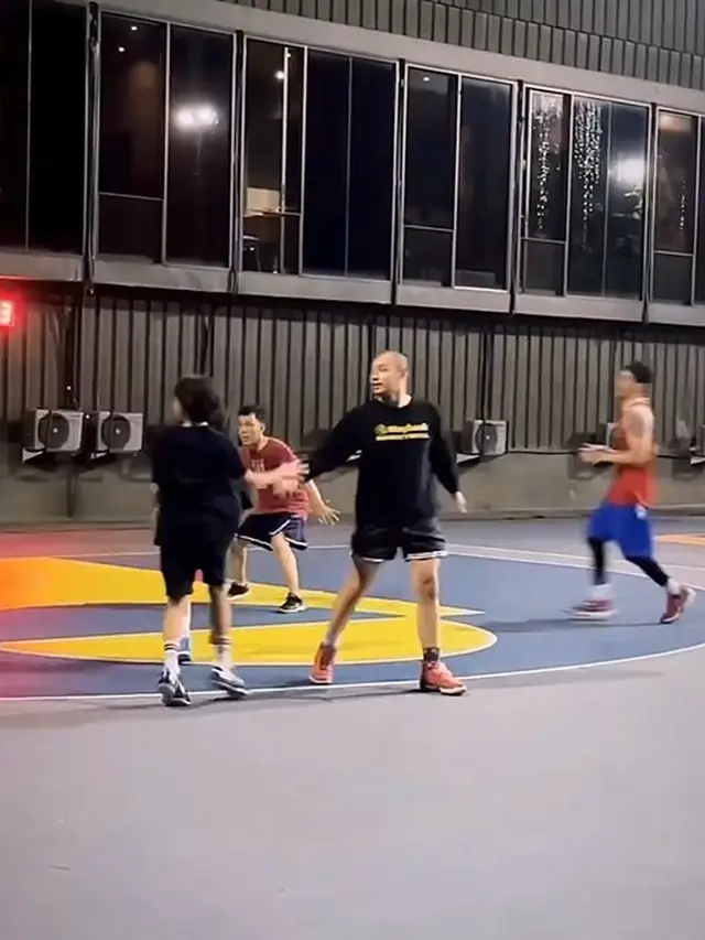 Tiko Aryawardhana dan Noah Sinclair main basket (Instagram/kiaisaura6)