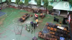 Guru dan murid SMA Negeri 8 Jakarta membersihkan sekolah pascabanjir di Bukit Duri, Tebet, Sabtu (4/1/2020). Data Kemendikbud menyebutkan per 3 Januari 2020 terdapat 290 sekolah terdampak banjir di wilayah DKI Jakarta. (Liputan6.com/Herman Zakharia)