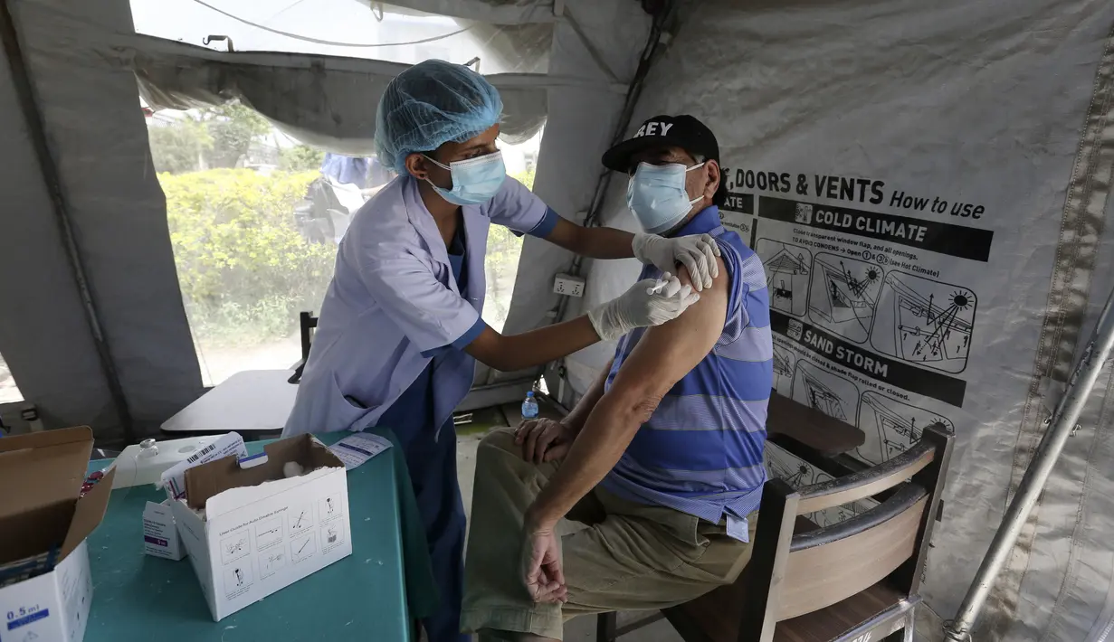 Seorang lansia menerima vaksin virus corona COVID-19 AstraZeneca di Kathmandu, Nepal, Senin (9/8/2021). Hingga 8 Agustus 2021, kasus virus corona COVID-19 Nepal mencapai 717.486. (AP Photo/Niranjan Shrestha)