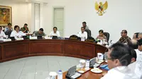 Presiden Joko Widodo didampingi Wakil Presiden Jusuf Kalla menggelar rapat terbatas (ratas) di Kantor Presiden, Komplek Istana Kepresidenan, Jakarta, Rabu (11/3/2015). (Liputan6.com/Faizal Fanani)