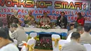 Anggota Komisi III DPR RI John Kennedy (dua kanan) memberi pemaparan dalam Workshop Smart SIM di NTMC, Jakarta, Kamis (5/9/2019). Smart SIM juga akan diikuti pemberlakuan sistem penilaian bagi pengendara. (Liputan6.com/Herman Zakharia)