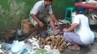 Aksi Sakir menjual singkong (Foto: Witri Nasuha)