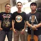 Edu Krisnadefa, Erwin Fitriansyah, dan Peksi Cahyo siap bernostalgia bersama Guns N' Roses. (Bola.com/Vitalis Yoga Trisna)