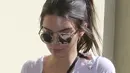 Kendall Jenner memadukan kaos robeknya dengan rok bodycon saat menghadiri ulang tahun kakak tirinya Kim Kardashian, yang ke-35 di Cinepolis, Thousand Oaks , California, Rabu (21/10). (dailymail)