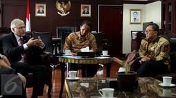 Ketua MPR Zulkifli Hasan (kanan) dan Ketua Senat Swiss Claude Heche (kiri) yang mengunjungi Kompleks Parlemen Senayan, Jakarta, (18/11). Ketua Senat Swiss bertemu Pimpinan MPR, DPR dan DPD untuk membahas hubungan Indonesia-Swiss.(Liputan6.com/JohanTallo)