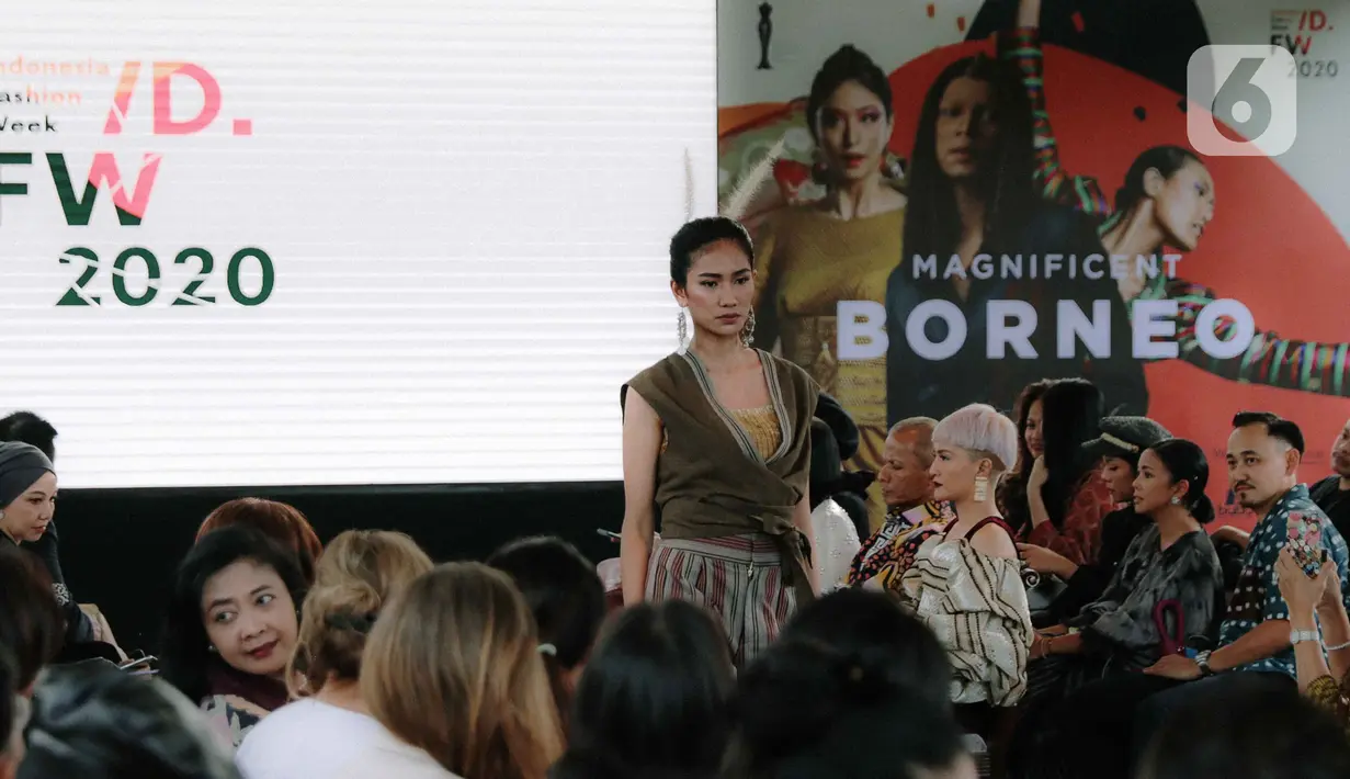 Model menampilkan rancangan busana saat Road to Indonesia Fashion Week 2020 di kawasan Hutan Kota GBK, Jakarta, Rabu (12/2/2020). Indonesia Fashion Week 2020 bertema 'Tales of the Equator' - Treasure of the Magnificent Borneo. (Liputan6.com/Faizal Fanani)