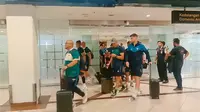 Skuad Persib Bandung berada di Bandara Juanda, Surabaya, untuk kemudian bertolak ke Bangkalan markas Madura United menjelang leg kedua final BRI Liga 1 2023/2024. (Bola.com/Aditya Wany)