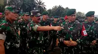 Panglima TNI Marsekal Hadi Tjahjanto memerintahkan para prajurit TNI meningkatkan kemahiran mereka dan memahami perkembangan teknologi (Liputan6.com/Zainul Arifin)