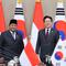 Tiba di Seoul, pada Selasa 31 Maret 2026 malam waktu setempat, Prabowo Subianto diagendakan akan bertemu dengan Presiden Korea Selatan, Lee Jae-myung. Tampak dalam foto, Presiden Republik Indonesia, Prabowo Subianto (kiri) bersama Presiden Korea Selatan Lee Jae myung berpose untuk foto saat pertemuan mereka di kantor kepresidenan di Seoul pada 1 April 2026. (YONHAP/AFP)