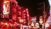 Suatu kawasan 'lampu merah' di Thailand menjadi tempat ajang 'perdagangan' wanita murah meriah untuk pemuasan seks para pelanggan.