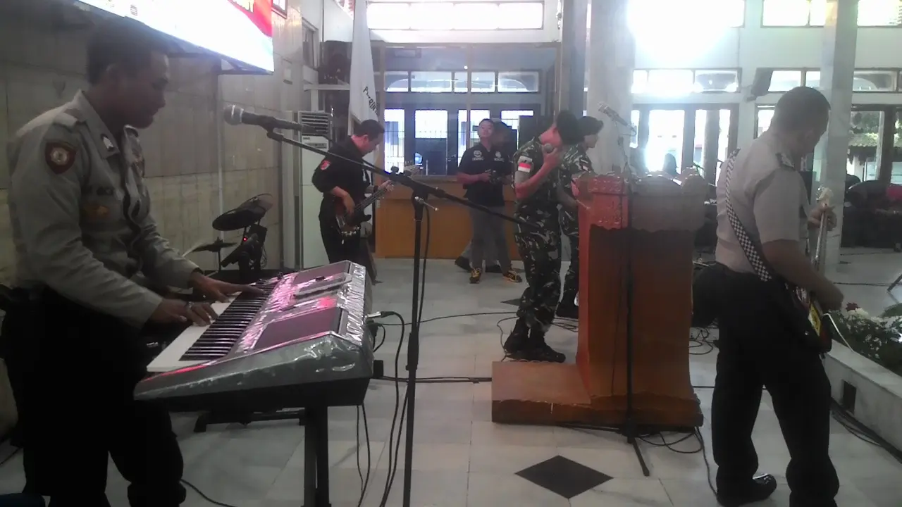 Band Sinergitas TNI-Polri Garut, nampak tengah menghibur para peserta deklarasi pemilu damai perwakilan parpol dan caleg 2019
