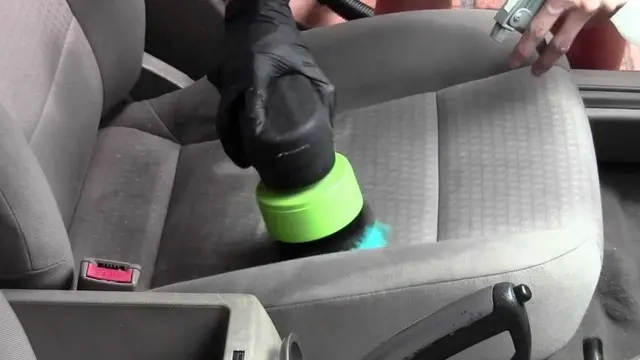 Cara Bersihkan Jok Mobil yang Benar