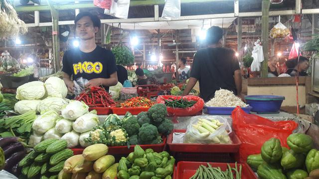 Harga sayuran, daging ayam hingga daging sapi mengalami kenaikan menjelang lebaran. (Liputan6.com/Bawono Yadika)