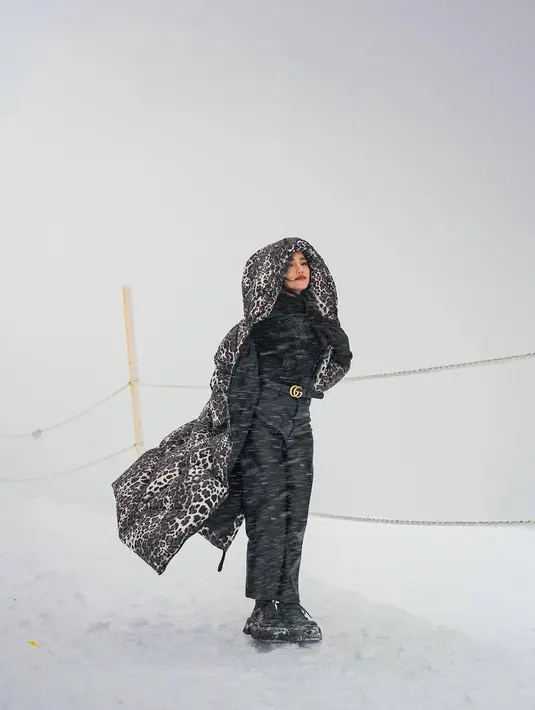 Fuji memilih outfit serba hitam. Ia memilih siluet berlapis; turtleneck hitam, ditumpuknya dengan long coat bercorak totol macan bernuansa hitam. [Foto: Instagram/fuji_an]