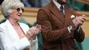 Mantan pesepakbola David Beckham dan ibunya Sandra Georgina West bertepuk tangan dari Royal Box di Centre Court selama pertandingan tenis perempat final tunggal putri antara Simona Halep dari Rumania dan pemain AS Amanda Anisimova pada hari kesepuluh Kejuaraan Wimbledon 2022 di The Klub Tenis All England di Wimbledon, London (6/7/2022). (AFP/Adrian Dennis)