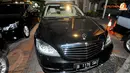 Mercedez Benz S 350, Audi Q5, dan Toyota Crown Athlete kini telah terparkir di halaman Gedung KPK. (Liputan6.com/Danu Baharuddin)