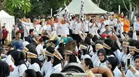 Menteri PPA I Gusti Ayu Bintang Darmawati memberikan sambutan dalam peringatan Hari Ibu ke-91 di Kompleks Gelora Bung Karno, Minggu (8/12/2019). (Liputan6.com/Ady Anugrahadi)