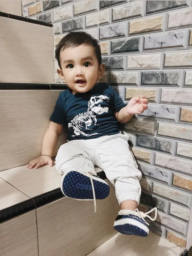 Semakin Menggemaskan, Ini 6 Potret Abqari Al Tariq Zia Anak Raya Kitty