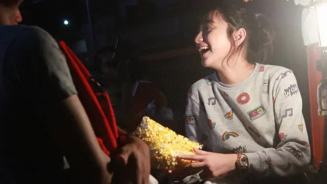 [Bintang] Jualan Popcorn, Gadis Cantik Ini Hebohkan Dunia Maya
