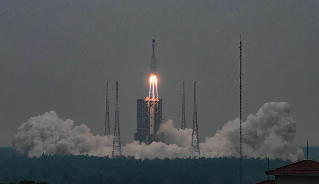 Roket pengangkut dengan daya angkut medium baru milik China, Long March-8, lepas landas dari Situs Peluncuran Wahana Antariksa Wenchang di Provinsi Hainan, China selatan (22/12/2020). (Xinhua/Pu Xiaoxu)