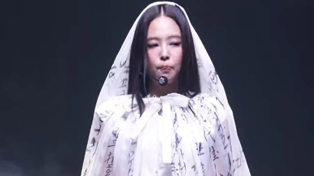 Jennie BLACKPINK Pukau MMA 2025 dengan Gaun Kerudung Hangul