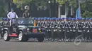 Panglima TNI Jenderal TNI Moeldoko (kanan) melakukan inspeksi pasukan jelang peresmian organisasi Polisi Militer TNI di Mabes TNI, Jakarta, Senin (4/5/2015). Peresmian organisasi POM restrukturisasi dan penguatan sistem TNI. (Liputan6.com/Herman Zakharia)