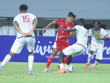 Pemain Timnas Indonesia U-22, Dony Tri Pamungkas, berusaha melewati pemain Mali U-22 pada laga uji coba di Stadion Pakansari, Kabupaten Bogor, Sabtu (15/11/2025). (Bola.com/M Iqbal Ichsan)