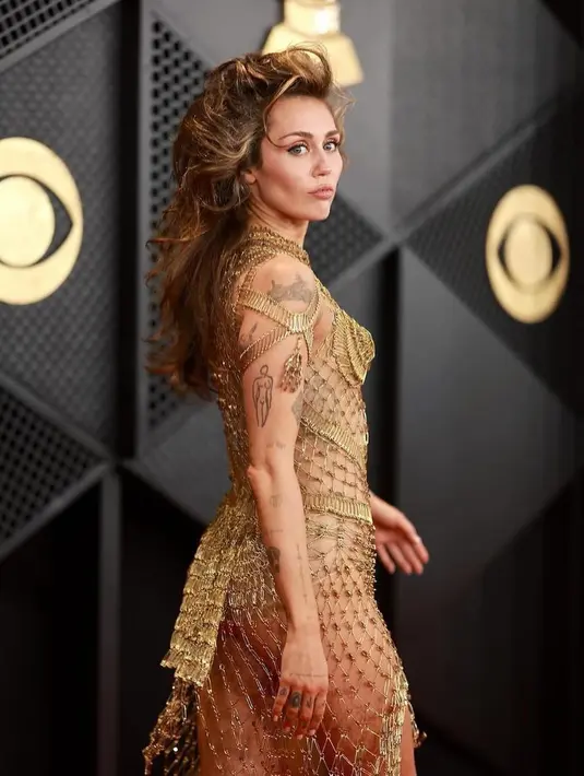 Disusun secara geometris oleh John Galliano dari jenama Maison Margiela, peniti tersebut menciptakan semacam efek bra kerucut berupa dua lingkaran di bagian atas serta bentuk seperti thong di bagian bawah.  [@celebshowmagaziness/@avrakarl/@s_moda]