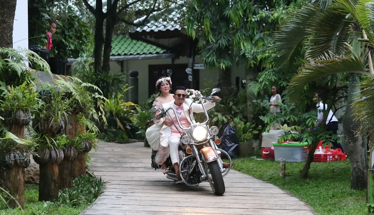 "Saya kenapa nangis tadi itu karena saya mengingat bapaknya dia, almarhum. Saya juga mengingat keluarga-keluarga yang udah nggak ada juga, terus inget kakek yang gak dateng karena sakit. Jadi sedih gitu," kata Saugi. (Nurwahyunan/Bintang.com)