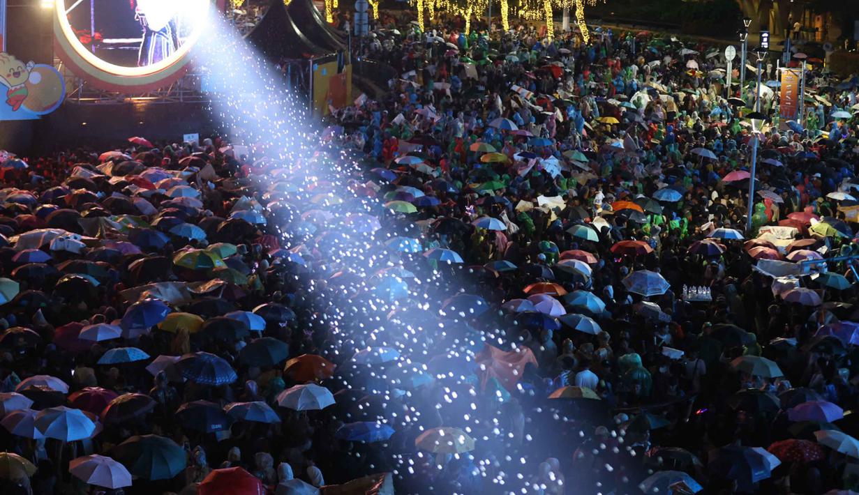 Dijadwalkan, setiap rangkaian kegiatan akan diawali dengan doa bersama dan muhasabah di seluruh titik pertunjukan atau panggung. Tampak dalam foto, suasana kepadatan warga yang akan menikmati malam pergantian tahun di kawasan Bundaran Hotel Indonesia, Jakarta, Rabu (31/12/2025). (Kapanlagi.com/Budy Santoso)