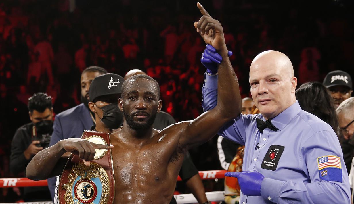 Terence Crawford (kiri) berpose usai mengalahkan Shawn Porter pada pertandingan tinju perebutan gelar juara dunia kelas welter WBO di Las Vegas, Amerika Serikat, 20 November 2021. Terence Crawford menang TKO pada ronde 10. (AP Photo/Chase Stevens)